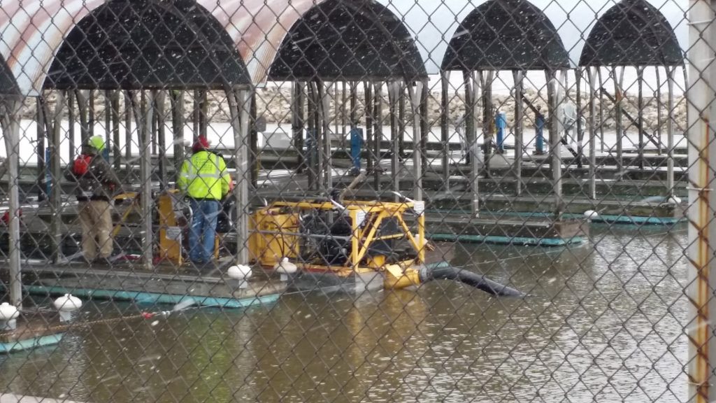 Hydraulic dredging equipment operating in a marina