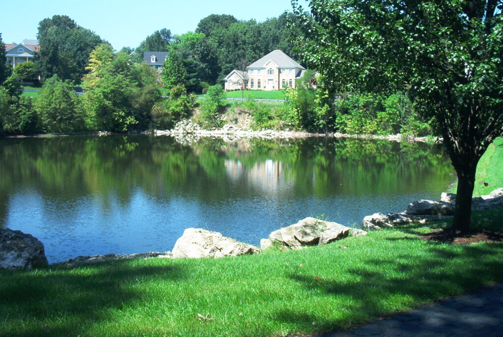 Pond fountain providing water circulation and aeration